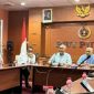 Ketua Umum PWI Pusat Akhmad Munir didampingi Ketua Dewan Kehormatan PWI Pusat Atal S. Depari, Wakil Ketua DK PWI Pusat Herbert Timbo P. Siahaan, dan Sekjen PWI Pusat Marthen Selamet Susanto. (Foto: ist)