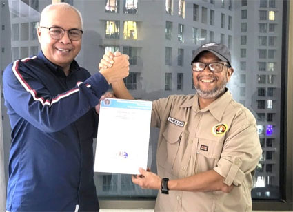Ketua PWI Pusat, Akhmad Munir dan Ketua PWI Kepri, Saibansah Dardani. (Foto: ist)