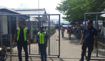 Petugas Kantor Unit Penyelenggara Pelabuhan (UPP) Kelas II Tarempa. (Foto: ist)