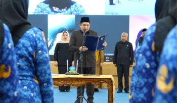 Bupati Bintan Roby Kurniawan melantik dan mengambil sumpah 40 PNS di lingkungan Pemerintah Kabupaten Bintan. (Foto: ist)