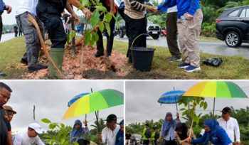 Kegiatan penanaman pohon di ruas Jalan Siak-Dayun sepanjang 15 kilometer. (Foto: ist)