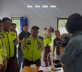 Pemeriksaan urine terhadap karyawan PT Semunai Sawit Perkasa. (Foto: ist)
