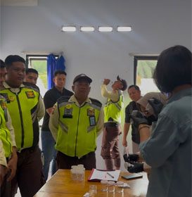 Pemeriksaan urine terhadap karyawan PT Semunai Sawit Perkasa. (Foto: ist)