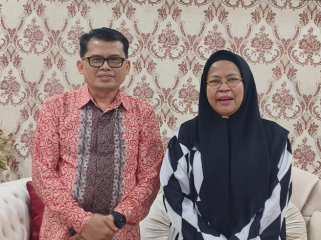 Prof Dr Elfizar bersama Bunda Indah