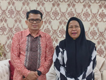 Prof Dr Elfizar bersama Bunda Indah