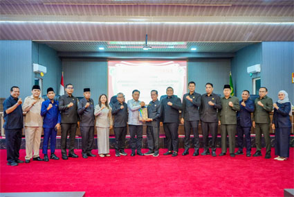 Foto bersama pengesahan Ranperda tentang Pertanggungjawaban Pelaksanaan APBD Tahun Anggaran 2025. (Foto: ist)