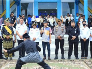  Konsulat Malaysia Pekanbaru, Muhammad Syah, disambut dengan silat di Pelabuhan Tanjung Harapan. (Foto: ist)