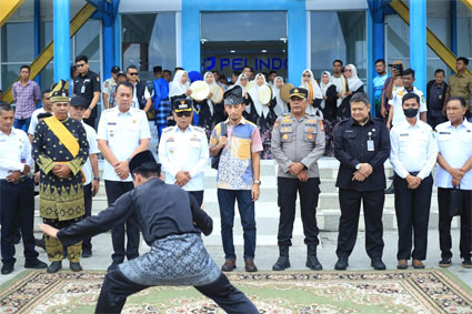  Konsulat Malaysia Pekanbaru, Muhammad Syah, disambut dengan silat di Pelabuhan Tanjung Harapan. (Foto: ist)