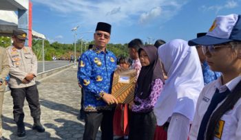 Bupati Kepulauan Anambas, Aneng, menyerahkan piagam penghargaan kepada anak-anak berprestasi dalam rangka memperingati HAN ke-42 Tahun 2026. (Foto: ist)