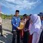 Bupati Kepulauan Anambas, Aneng, menyerahkan piagam penghargaan kepada anak-anak berprestasi dalam rangka memperingati HAN ke-42 Tahun 2026. (Foto: ist)