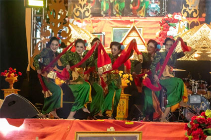 Tari “Lenggang Kepayang” karya Sanggar Sirih Junjung Bintan di panggung Kenduri Seni Batam, awal Juli 2026. (Foto: ist)