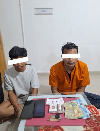 Dua tersangka terduga pelaku penyalahgunaan narkotika jenis ekstasi. (Foto: ist)