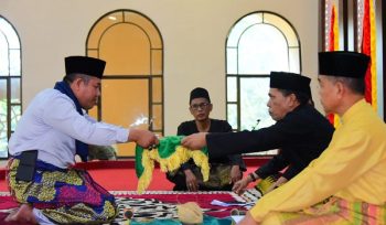 Penyerahan perlengkapan adat untuk pemotongan kerbau kenduri