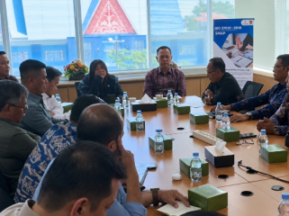 Bupati Siak, Dr. Afni Zulkifli didampingi Asisten II Sekdakab Siak Heriyanto, saat rapat bersama komisaris dan direksi seluruh BUMD milik Kabupaten Siak. (Foto: ist)