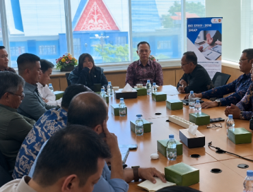 Bupati Siak, Dr. Afni Zulkifli didampingi Asisten II Sekdakab Siak Heriyanto, saat rapat bersama komisaris dan direksi seluruh BUMD milik Kabupaten Siak. (Foto: ist)