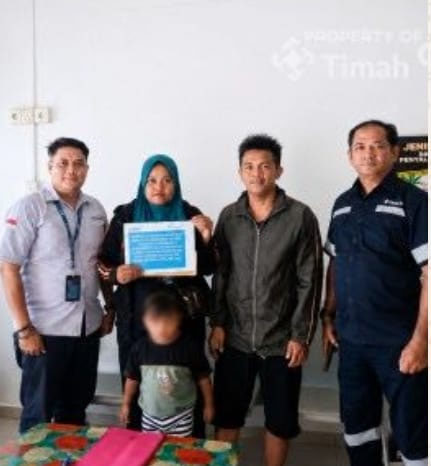 PT Timah TBK beri bantuan untuk biaya berobat dan operasi ke  Jakarta. (Foto: Humas PT Timah)