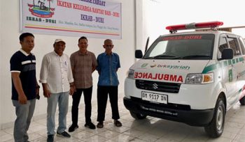 Penyerahkan satu unit ambulans kepada Ikatan Keluarga Rantau Bais (IKRAB) Duri. (Foto: ist)