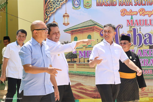 Gubernur Kepulauan Riau Ansar Ahmad dampingi JAM-Intel Kejaksaan Agung RI Reda Manthovani kunjungan ke Pulau Penyengat, Kota Tanjungpinang. (Foto: ist)