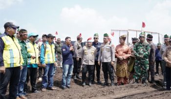 Foto bersama ekspedisi merah putih presisi perjalanan menuju wilayah pesisir Pulau Rangsang. (Foto: ist)