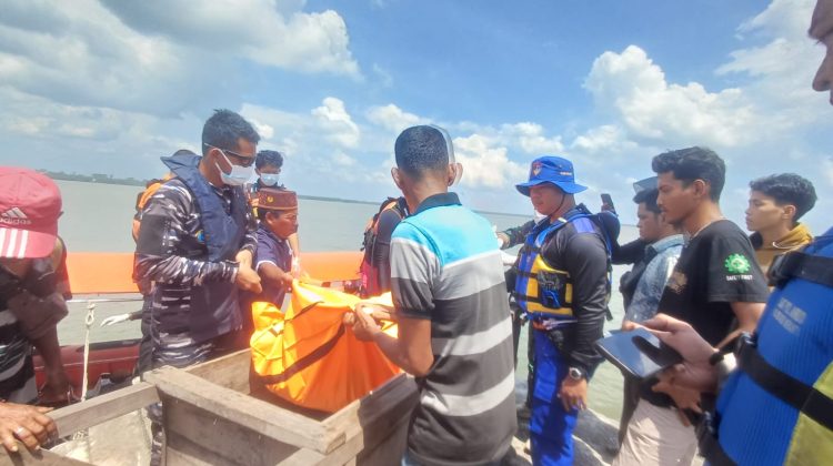 Foto : Personil Posal Ikut Bantu Evakuasi Korban atas nama Iqbal 