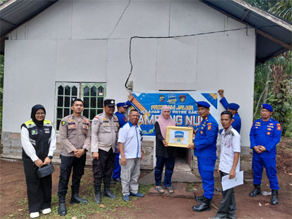 Satpolairud Polres Bengkalis  serah bantuan kepada masyarakat kurang mampu. . (Foto: ist) 