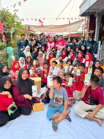 Mahasiswa KKN UMRI Ubah Sampah Botol Plastik Jadi Pot Bunga
