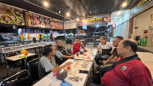 Ketua PWI Kepri Saibansah Dardani dan Ketua PWI Karimun Riadi serta pengurus duduk bersama di Kedai Kopi Tok PiQ, untuk persiapan Konfercab PWI Karimun ke IV. (Foto: ist)
