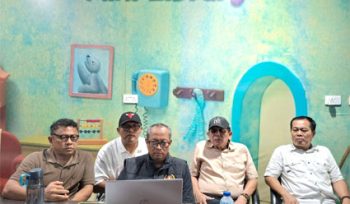 Ketua PWI Kepri, Saibansah Dardani bersama pengurus mengikuti zoom meeting dengan PWI Pusat, Senin (3/8/2026). (Foto: ist)
