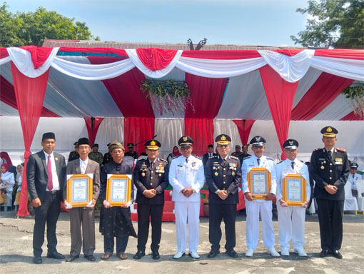 Foto bersama upacara peringatan HUT ke-81 Kemerdekaan RI digelar di halaman Kantor Camat Rangsang Barat. (Foto: ist)