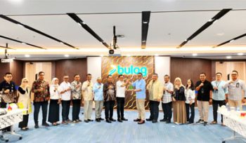 Bupati Kepulauan Meranti AKBP (Purn) H. Asmar menyerahkan cenderamata ke Wakil Direktur Utama Perum Bulog, Mayjen TNI (Purn.) Dr. Marga Taufiq, S.H., M.H. (Foto: ist)
