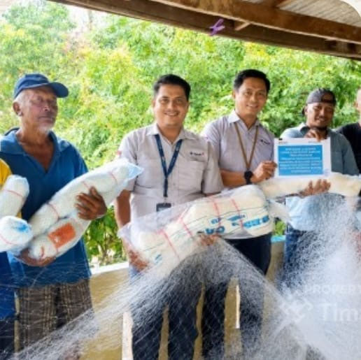  PT Timah Tbk bantuan jaring ke Perkumpulan Nelayan Keluruhan Sawang Kundur Barat. . (Foto: Humas PT Timah)