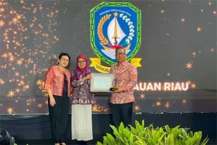 Wakil Gubernur Kepri, Nyanyang Haris Pratamura terima penghargaan Provinsi dengan Kinerja Penuh diserahkan Kepala LKPP Sarah Sadiqa. 