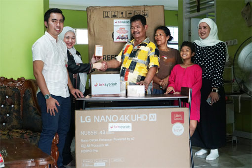  Julpono Iskandar terima hadiah melalui program Bedelau BRK Syariah. (Foto: ist)