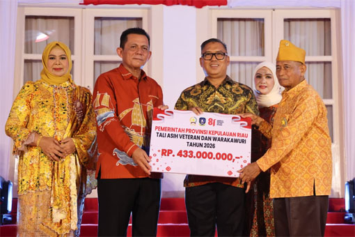 Foto bersama malam ramah tamah dan hiburan sempena HUT ke-81 RI di Halaman Gedung Daerah, Tanjungpinang.