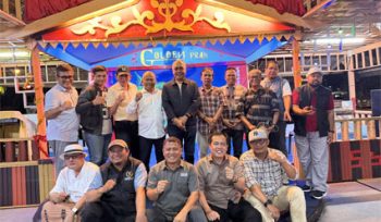 Foto bersama selesai diskusi serta makan malam. (Foto: ist)