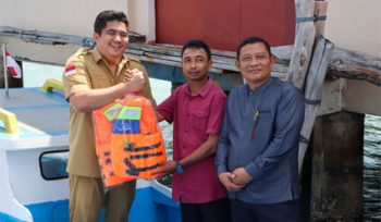 Bupati Bintan, Roby Kurniawan menyerahan bantuan sarana penangkapan ikan kepada kelompok nelayan.  (Foto: ist)