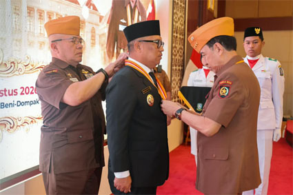 Wakil Gubernur Kepulauan Riau Nyanyang Haris Pratamura terima Anugerah Bintang Veteran Republik Indonesia. 