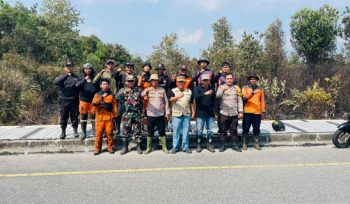 Tim pemadam kebakaran lahan semak belukar di kawasan Jalan Pramuka. (Foto: ist)