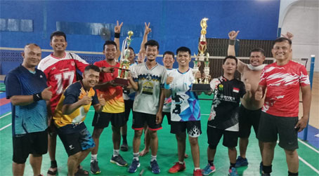Juara 1, 2, 3 dan 4 foto bersama setelah meraih kemenangan  menerima piala. (Foto: Raja Juraimi)
