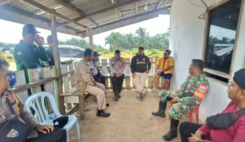 Manager Lapangan Koperasi Medang Maju Jaya Surbekti saat berdialog dengan pihak Koperasi BBDM, sebelum melakukan eksekusi lahan di Sungai Linau, Senin (03/08/2026)