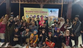 Peserta Pulang ke Kampung Tradisi (PKT) ke-6 di Kabupaten Kuningan, Jawa Barat yang ditaja PPI