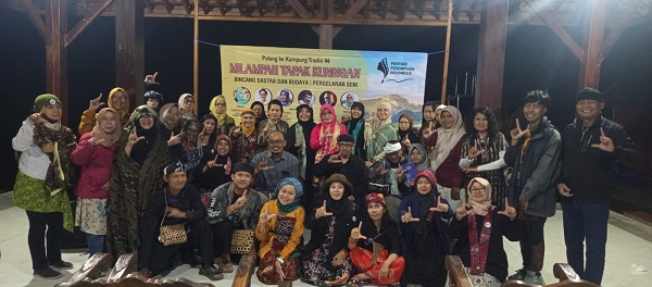 Peserta Pulang ke Kampung Tradisi (PKT) ke-6 di Kabupaten Kuningan, Jawa Barat yang ditaja PPI