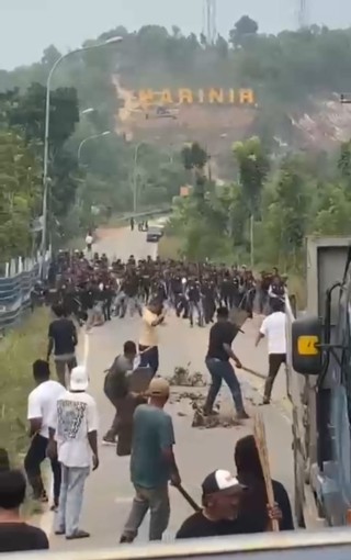 Bentrokan antarkelompok terjadi di Jalan Trans Barelang. (Foto: ist)