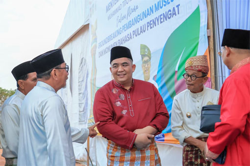 Bupati Bintan, Roby Kurniawan berdialog dengan undangan lainnhya saat groundbreaking museum dan monumen bahasa. (Foto: ist)