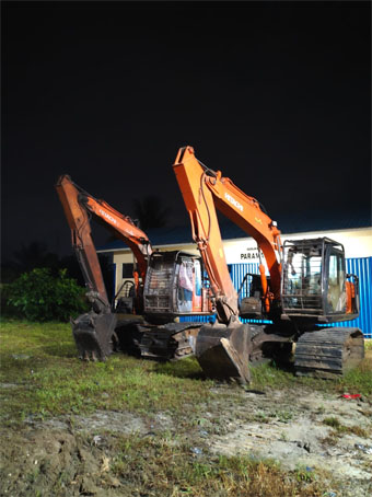Barang bukti berupa dua unit alat berat jenis Ekskavator Hitachi. (Foto: ist)