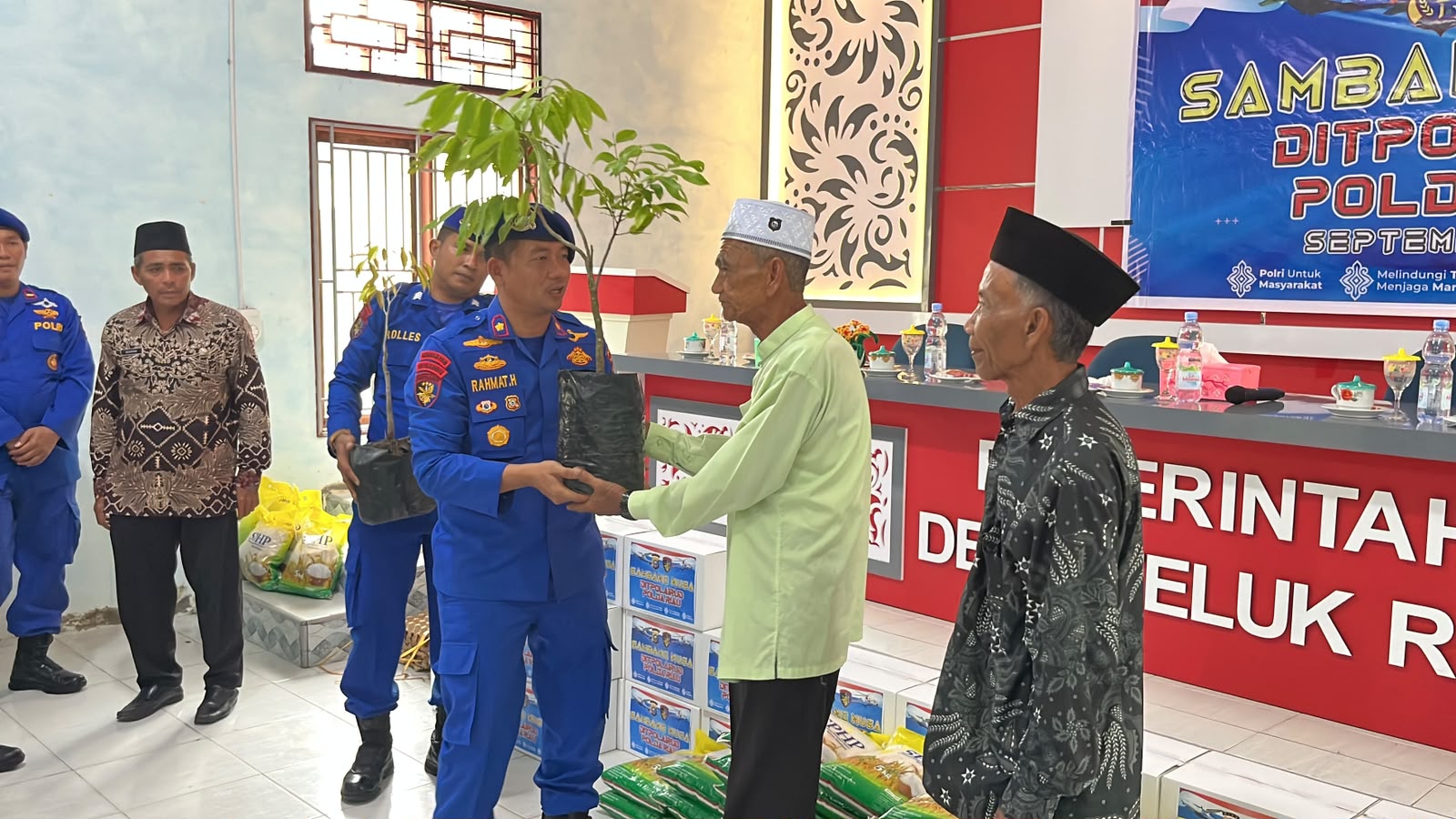 Ditpolairud Polda Riau Sapa Warga Pulau Terluar Rupat Utara Lewat Program JALUR, Salurkan Sembako dan Gelar Pustaka Terapung
