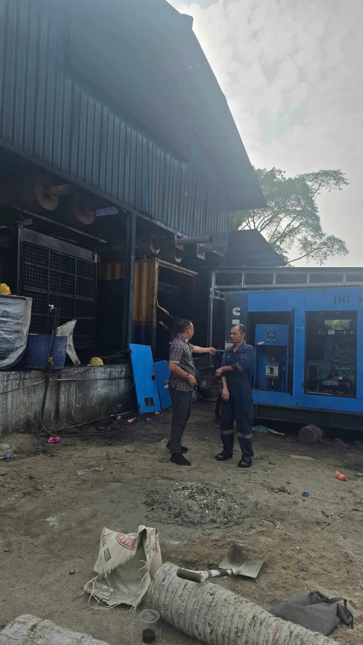 Foto : Wakil Ketua Komisi II DPRD Kepulauan Meranti, Muyono saat mengecek Pemasangan Mesin di PLTD Lemang 