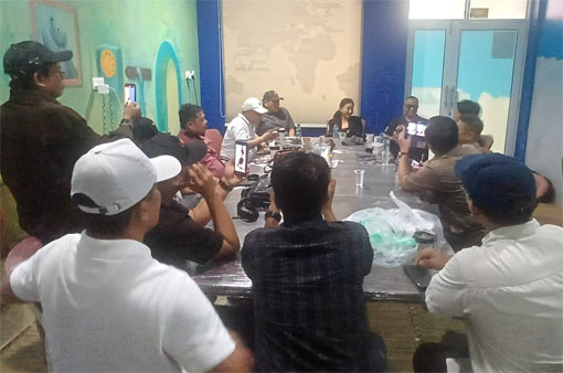Diskusi pengurus Forum Pemred PWI Kepri di ke Graha PWI Kepri di Batam, Ruko Purimas. (Foto: ist)