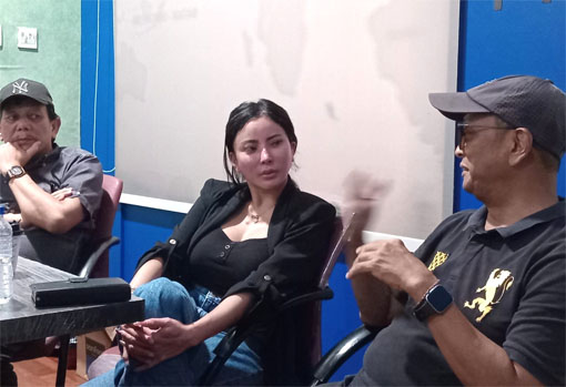  Selebgram Ayu Aulia suasaba di Ruang pertemuan Forum Pemred PWI Kepri di Ruko Purimas. (Foto: ist)