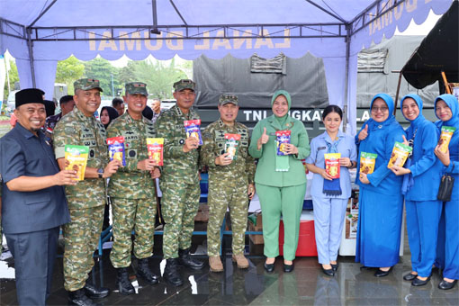 Foto bersama saat kegiatan donor darah, bazar murah dan pembagian sembako di Taman Bukit Gelanggang Kota Dumai. (Foto: ist)